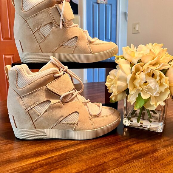BRAND NEW Women's Sorel Out N About Sporty Wedge Sneaker Booties in Sand Size 9 - Picture 3 of 8
